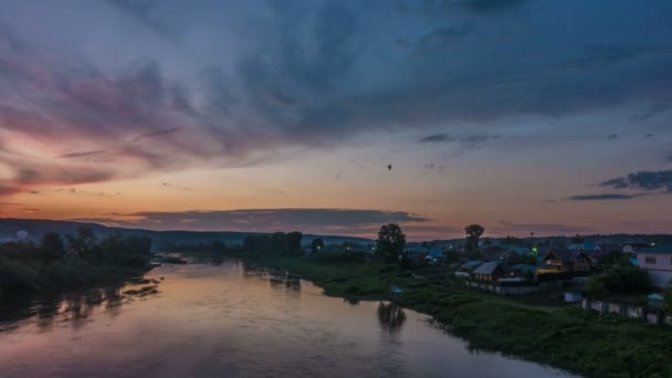 Schöner Abend Zeitraffer am Fluss mit schwimmendem Luftballon — Stockvideo