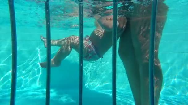 Bathing a child in the pool, slow motion — Stock Video