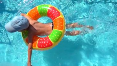 Çocuk şişme bir daire, yavaş hareket ile havuzunda yüzüyor