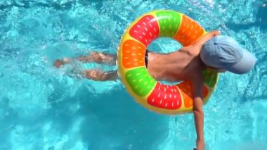 Çocuk şişme bir daire, yavaş hareket ile havuzunda yüzüyor