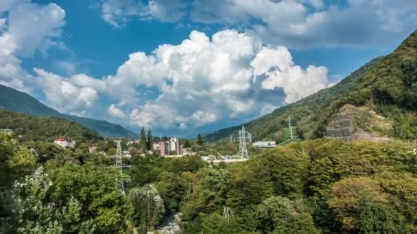 Belo tempo voltas no fundo de uma paisagem de montanha — Vídeo de Stock