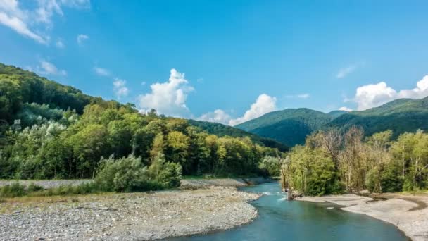 Güzel zaman tur bir dağ manzarası arka planda — Stok video