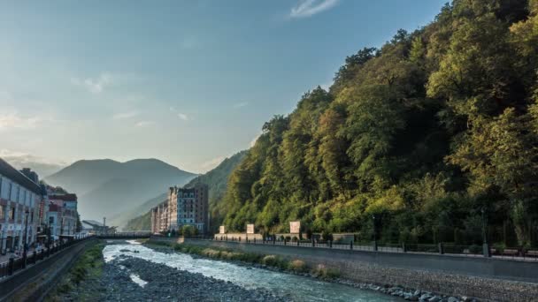 Hermoso tiempo vueltas en el fondo de un paisaje de montaña — Vídeos de Stock