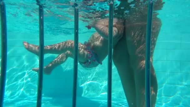 Bathing a child in the pool, slow motion — Stock Video