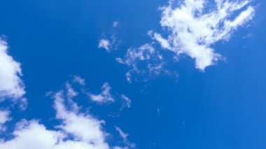 Güzel zaman atlama bulutlar mavi gökyüzü video döngü, bir arka plan üzerinde çoğaltılamaz chromakey ile