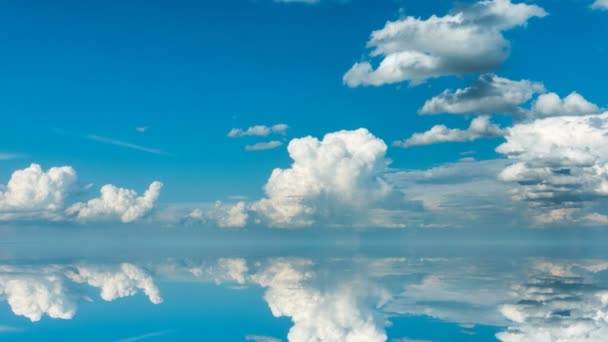 Fond futuriste composé de Time lapse clip de nuages duveteux blancs sur le ciel bleu et leur réflexion, boucle vidéo — Video