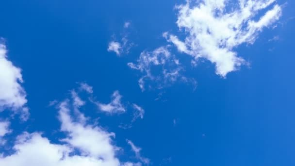 Облака-паузы на фоне голубого неба, покрытые хромакеем — стоковое видео