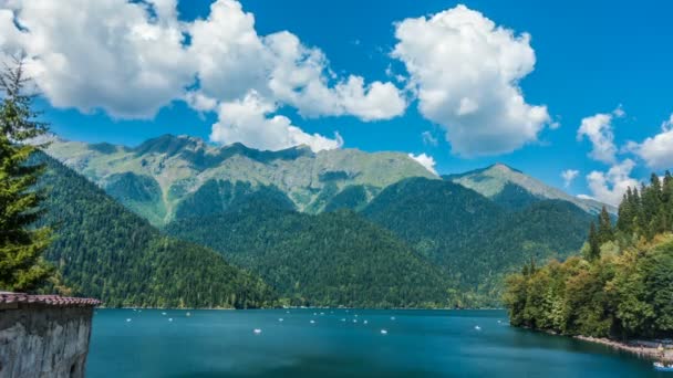 Hermoso tiempo vueltas en el fondo de un paisaje de montaña — Vídeo de stock