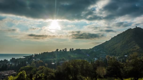 Hermoso tiempo vueltas en el fondo de un paisaje de montaña — Vídeo de stock