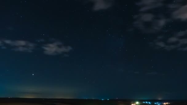 El lapso de la noche, el cielo estrellado, el movimiento de las estrellas en las nubes sobre el cielo nocturno — Vídeo de stock