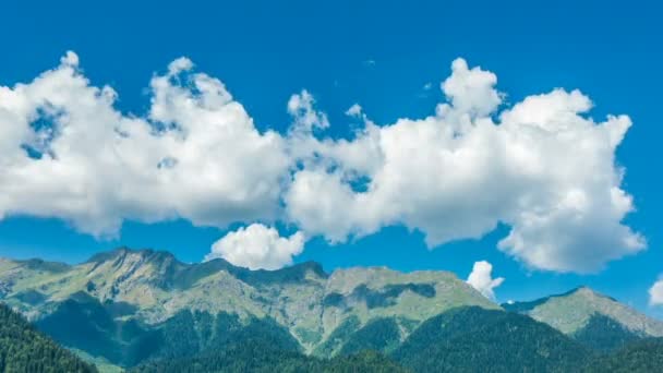 Hermosas vueltas de tiempo en el fondo de un paisaje de montaña, la circulación de la humedad sobre las laderas de la montaña, bucle de vídeo — Vídeos de Stock