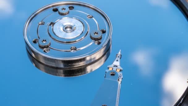 Hard disk drive with reflected in it the time-lapse of clouds, the concept of cloud storage — Stock Video