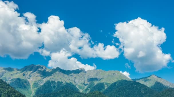 Mooie tijd ronden in de achtergrond van een berglandschap, circulatie van vocht over berg hellingen — Stockvideo