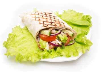 Shawarmas beyaz bir arka plan üzerinde izole marul üzerinde