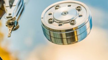 Sabit disk sürücüsü ile içinde hızlandırılmış bulut, bulut depolama kavramı yansıyan