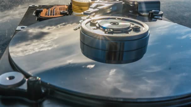 Hard disk con riflesso in esso il time-lapse di cloud, il concetto di cloud storage — Video Stock