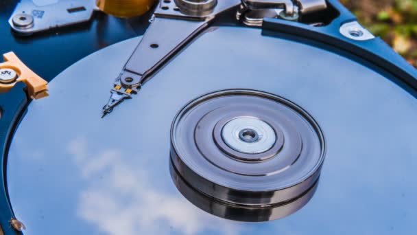 Hard disk drive dengan tercermin di dalamnya selang waktu awan, konsep penyimpanan awan — Stok Video