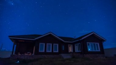 güzel bir ev, yıldız ve gece gökyüzünde bulutlar hareketi ile 4 k gece timelapse.