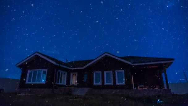 4K нічний час закінчується з першим снігопадом, рухом зірок хмар через нічне небо і падінням легкого снігу, красивим осіннім пейзажем — стокове відео