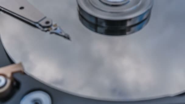Hard disk drive with reflected in it the time-lapse of clouds, the concept of cloud storage — Stock Video