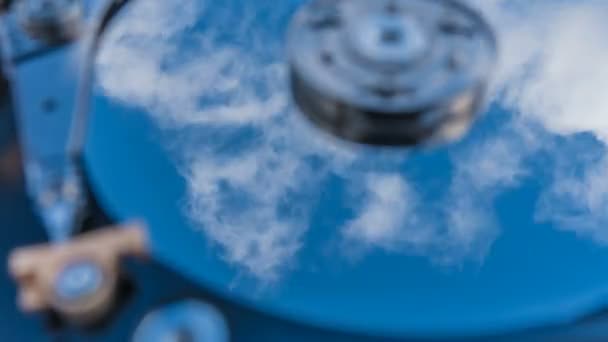 Hard disk con riflesso in esso il time-lapse di cloud, il concetto di cloud storage — Video Stock