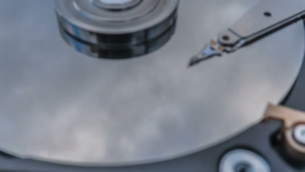 Hard disk drive with reflected in it the time-lapse of clouds, the concept of cloud storage — Stock Video