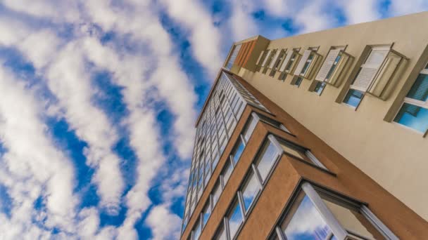 Reflexão timelapse nas janelas de um belo edifício alto — Vídeo de Stock