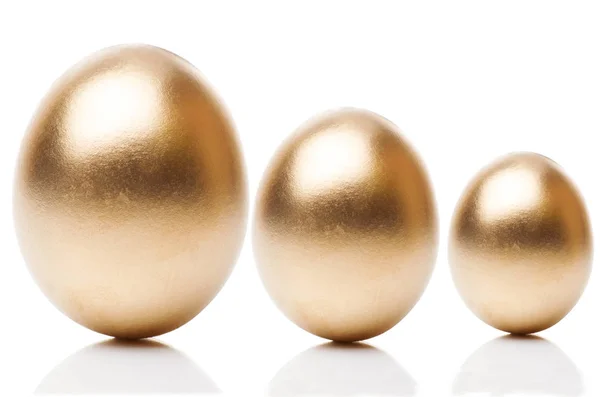 Χρυσά αυγά από μικρό σε μεγάλο απομονωθεί σε λευκό φόντο. Η έννοια της οικονομικής ανάπτυξης — Φωτογραφία Αρχείου