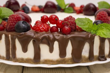 Ahşap arka plan üzerinde taze çilek ile tatlı kek. Üstten Görünüm