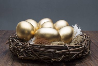 Ahşap bir zemin üzerine altın yumurta yuva. Başarılı emeklilik kavramı