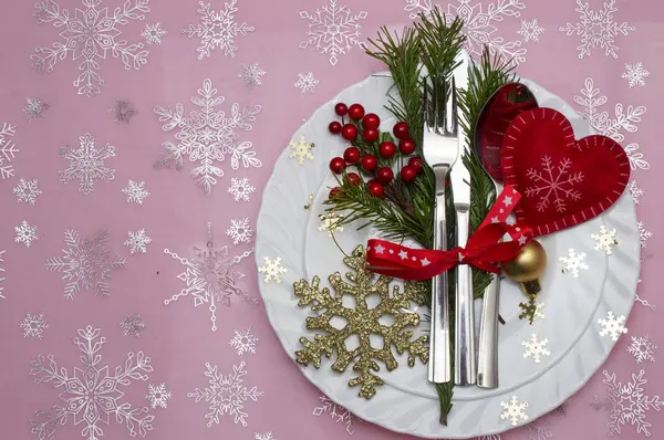 Weihnachtstisch gedeckt mit Tannenzweigen, Schleife und Schleife. — Stockfoto