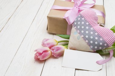 hediye kutusu ile güzel Lale. mutlu anneler günü, romantik natürmort, taze çiçekler.