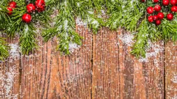 Mesa de madera de Navidad con decoraciones de Año Nuevo y Navidad y hermosas nevadas, el concepto de la publicidad de Año Nuevo y la tarjeta de Año Nuevo animada — Vídeo de stock