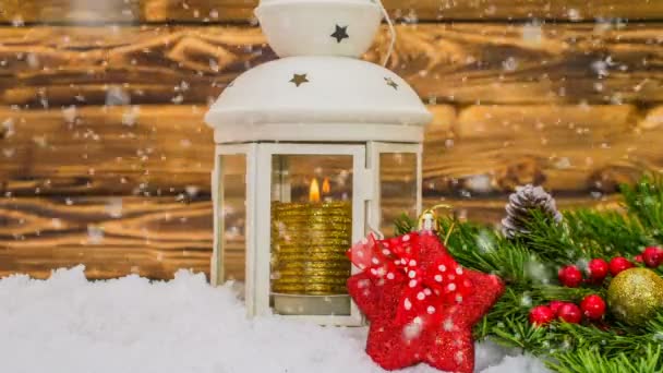 Tavolo di Natale in legno con decorazioni di Capodanno e Natale e belle nevicate, il concetto di pubblicità di Capodanno e cartolina animata di Capodanno — Video Stock