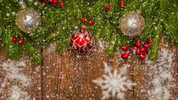 Рождественский деревянный стол с новогодними и рождественскими украшениями и красивым снегопадом, концепция новогодней рекламы и анимированной новогодней открытки, альфа-канал — стоковое видео