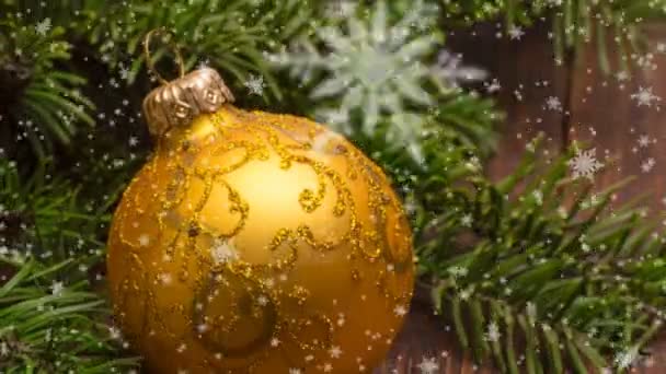 Mesa de madera de Navidad con decoraciones de Año Nuevo y Navidad y hermosas nevadas, el concepto de la publicidad de Año Nuevo y la tarjeta de Año Nuevo animada — Vídeo de stock