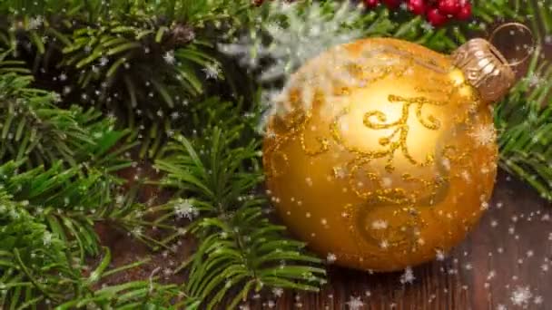 Mesa de madera de Navidad con decoraciones de Año Nuevo y Navidad y hermosas nevadas, el concepto de la publicidad de Año Nuevo y la tarjeta de Año Nuevo animada — Vídeos de Stock