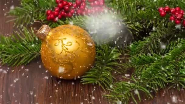 Χριστουγεννιάτικο ξύλινο τραπέζι με την Πρωτοχρονιά και τα Χριστούγεννα διακοσμήσεις και όμορφες χιονοπτώσεις, η έννοια της Πρωτοχρονιάς διαφήμιση και κινούμενα κάρτα νέου έτους — Αρχείο Βίντεο