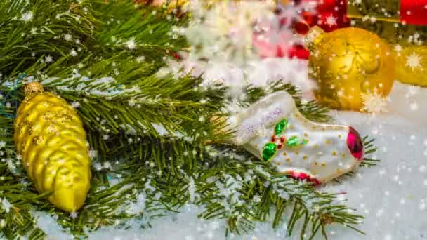 Mesa de madera de Navidad con decoraciones de Año Nuevo y Navidad y hermosas nevadas, el concepto de la publicidad de Año Nuevo y la tarjeta de Año Nuevo animada — Vídeos de Stock