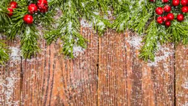 Weihnachten Holztisch mit Neujahrs- und Weihnachtsdekoration und schönem Schneefall, das Konzept der Neujahrswerbung und animierte Neujahrskarte — Stockvideo