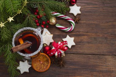 Noel mulled şarap, tanımlama bilgileri, baharat ve ahşap arka plan Christmas süsler.