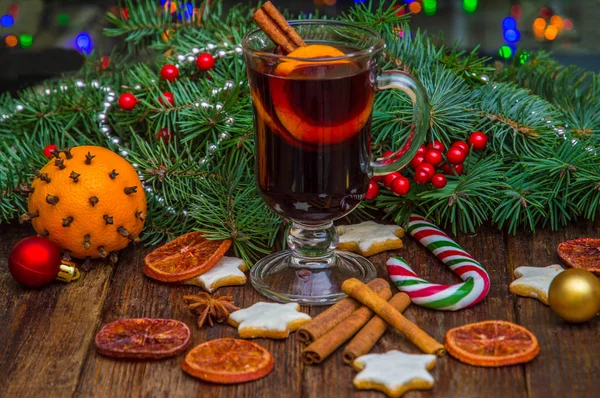 Christmas mulled wine, cookies, spices and Christmas ornaments on the wooden background. — Stock Photo, Image