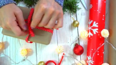 kadın Noel hediyelerini masada, yeni yıl ve Noel tatil için hazırlama kavramı kaydırma