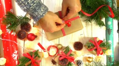 kadın Noel hediyelerini masada, yeni yıl ve Noel tatil için hazırlama kavramı kaydırma