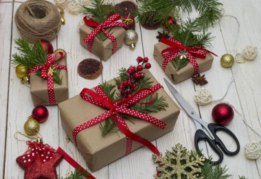 Noel hediyeleri Noel dekorasyonu ahşap arka plan closeup, Tarih ile hediye yapma