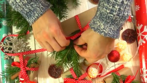 Donna sta avvolgendo regali di Natale sul tavolo, concetto di preparazione per il nuovo anno e le vacanze di Natale — Video Stock