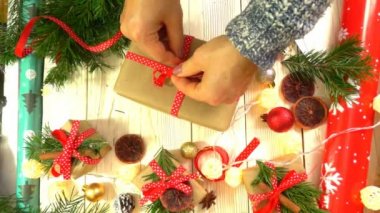 kadın Noel hediyelerini masada, yeni yıl ve Noel tatil için hazırlama kavramı kaydırma