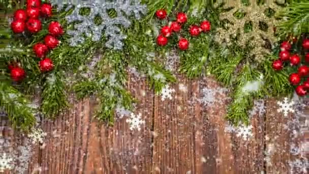 Bovenaanzicht, sneeuw valt op de kerst-tafel, conceptuele kerst animatie. — Stockvideo