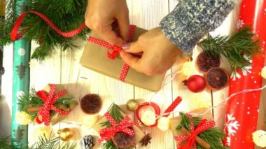 kadın Noel hediyelerini masada, yeni yıl ve Noel tatil için hazırlama kavramı kaydırma.