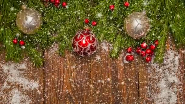 Mesa de madera de Navidad con decoraciones de Año Nuevo y Navidad y hermosas nevadas, el concepto de la publicidad de Año Nuevo y la tarjeta de Año Nuevo animada — Vídeo de stock